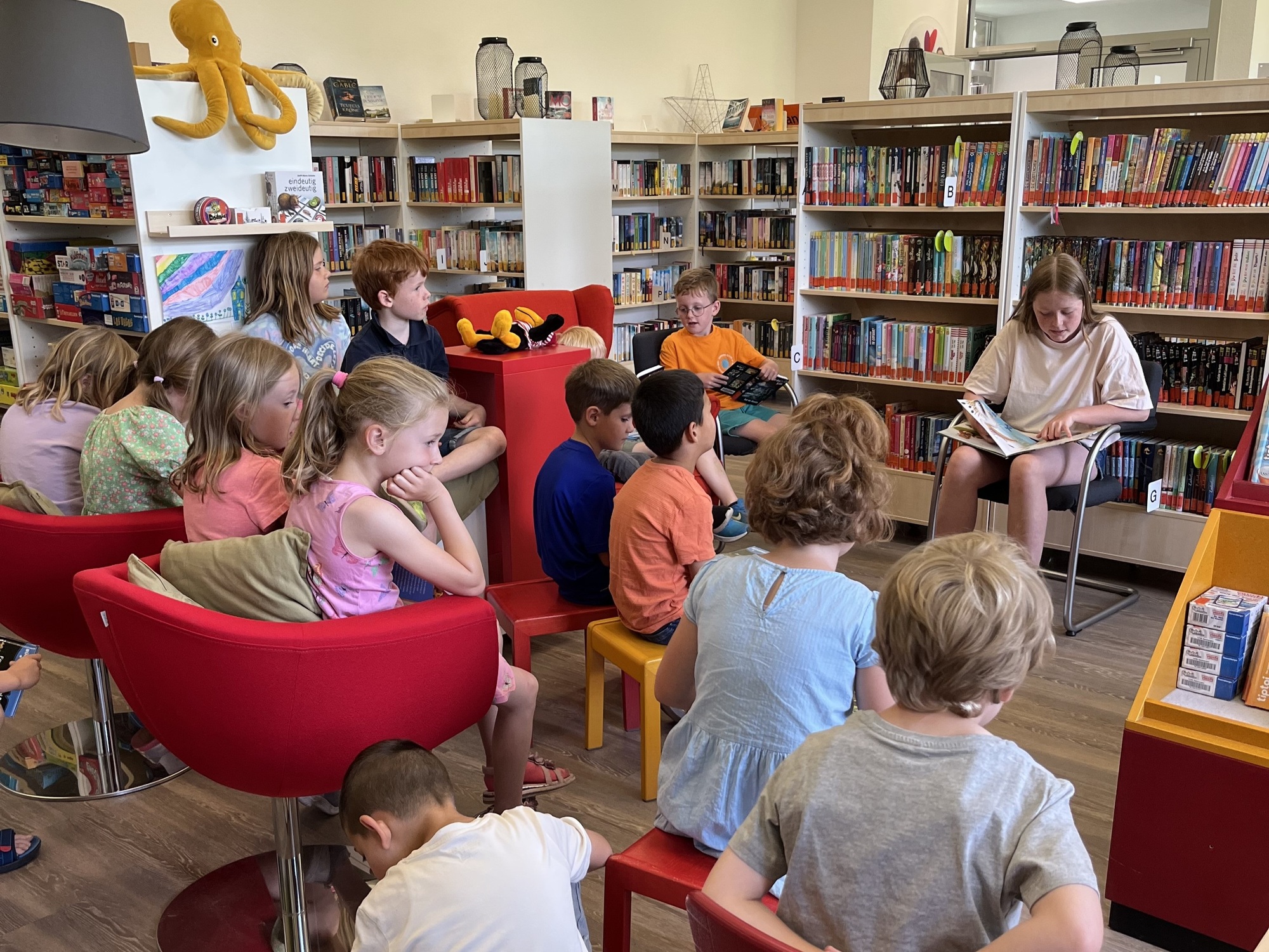 061825 Büchereibesuch 03